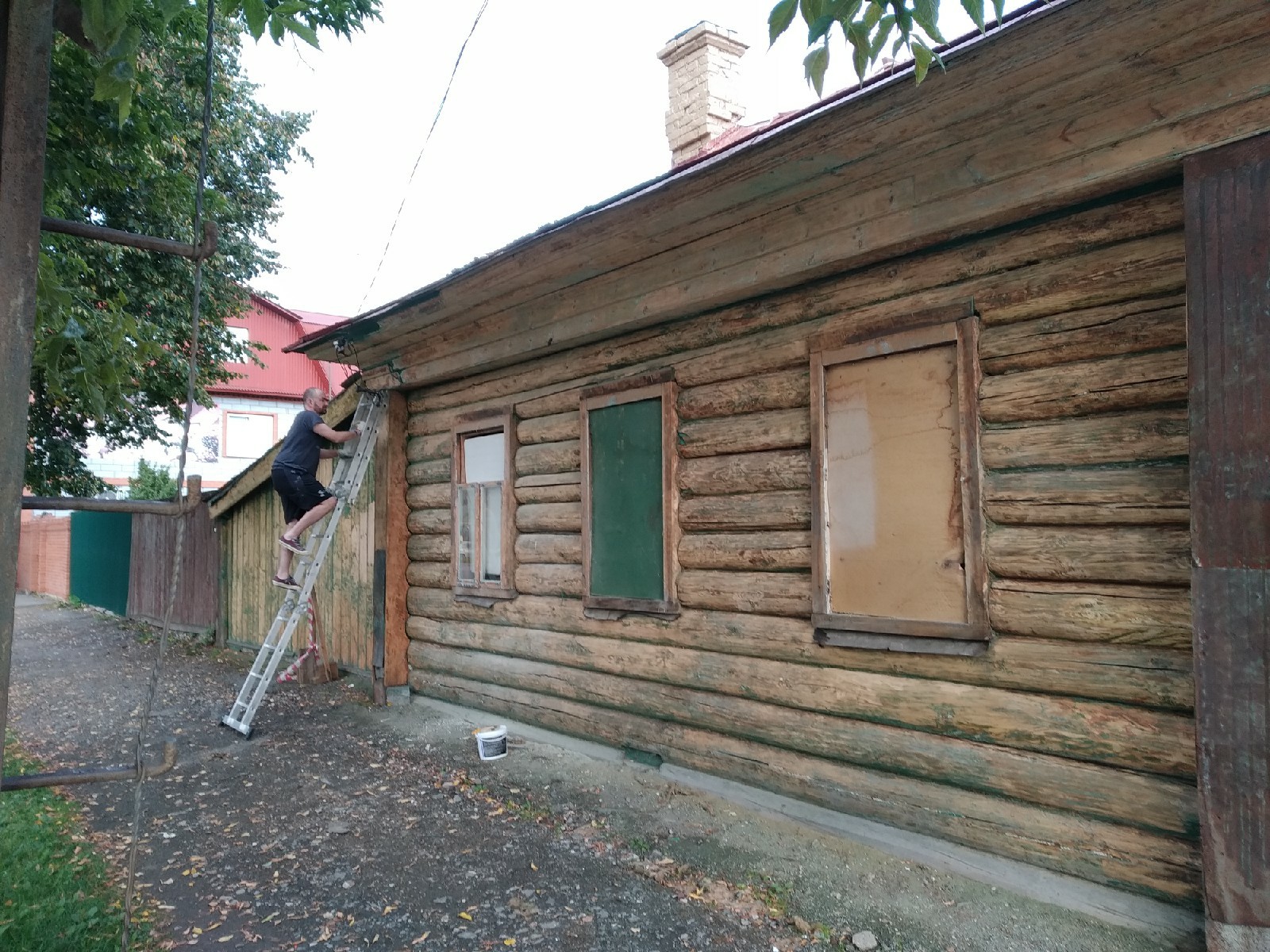 Как защитить забор от старой краски